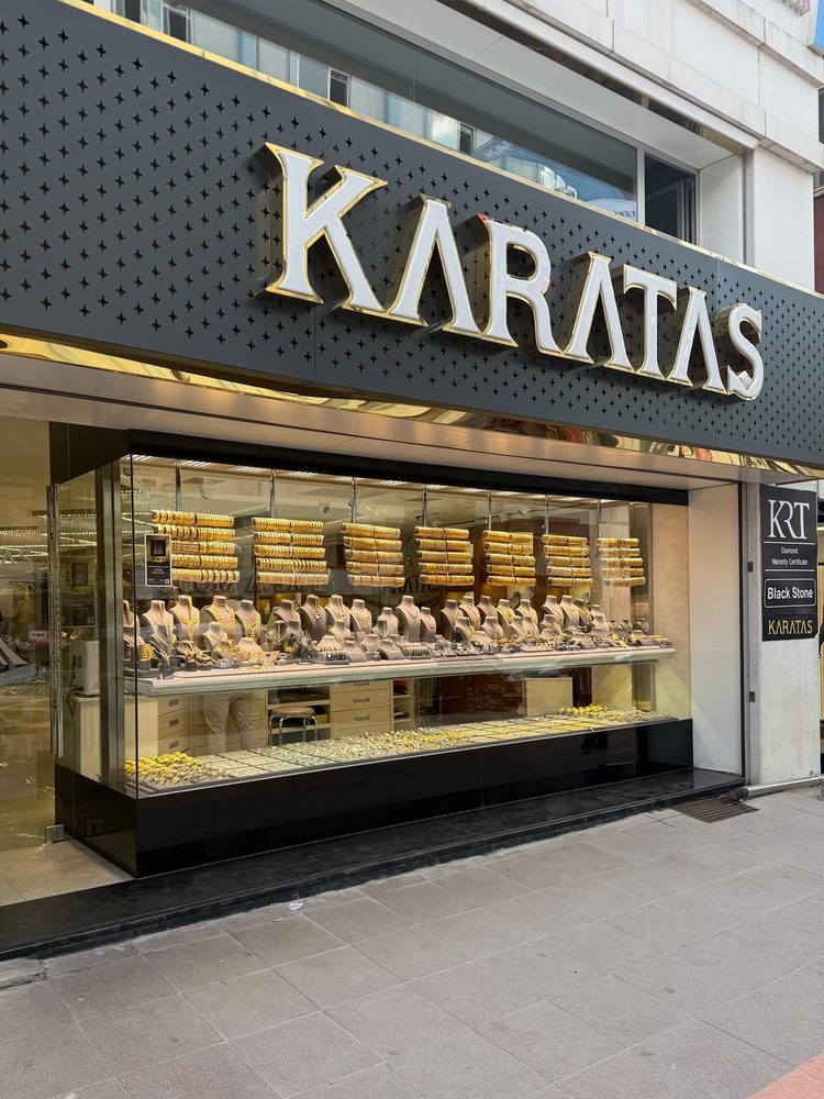 Karataş Kuyumculuk merkez mağazasının altın vitrini, Çankırı